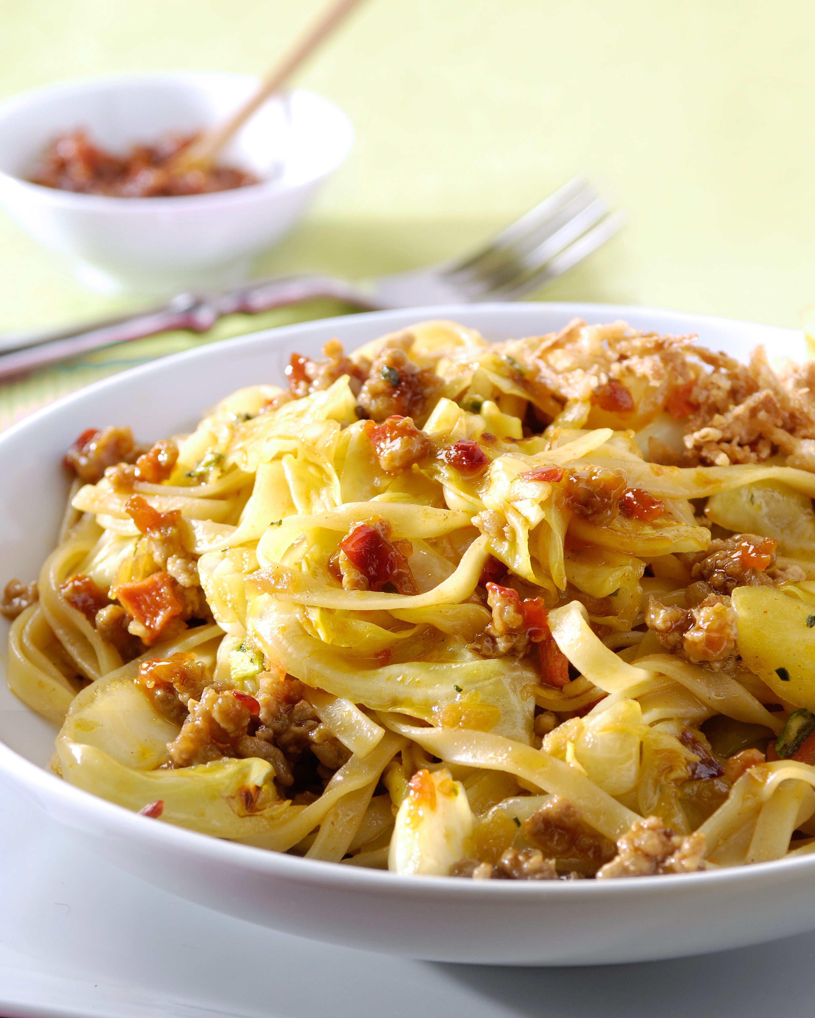 Bahmi goreng met gehakt, spitskool & Smaakmaker Sambal Badjak 15 Minutes  recipe